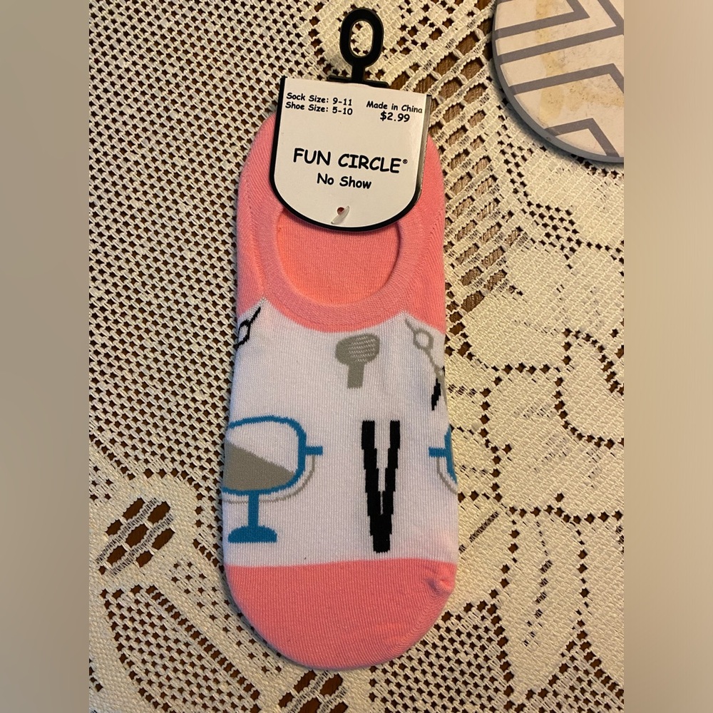 NWT fun circle no show socks- hairdresser pattern